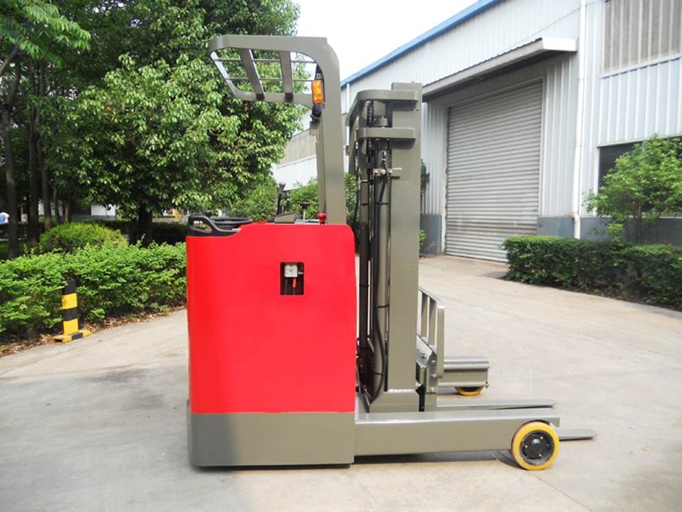 MF reach stacker